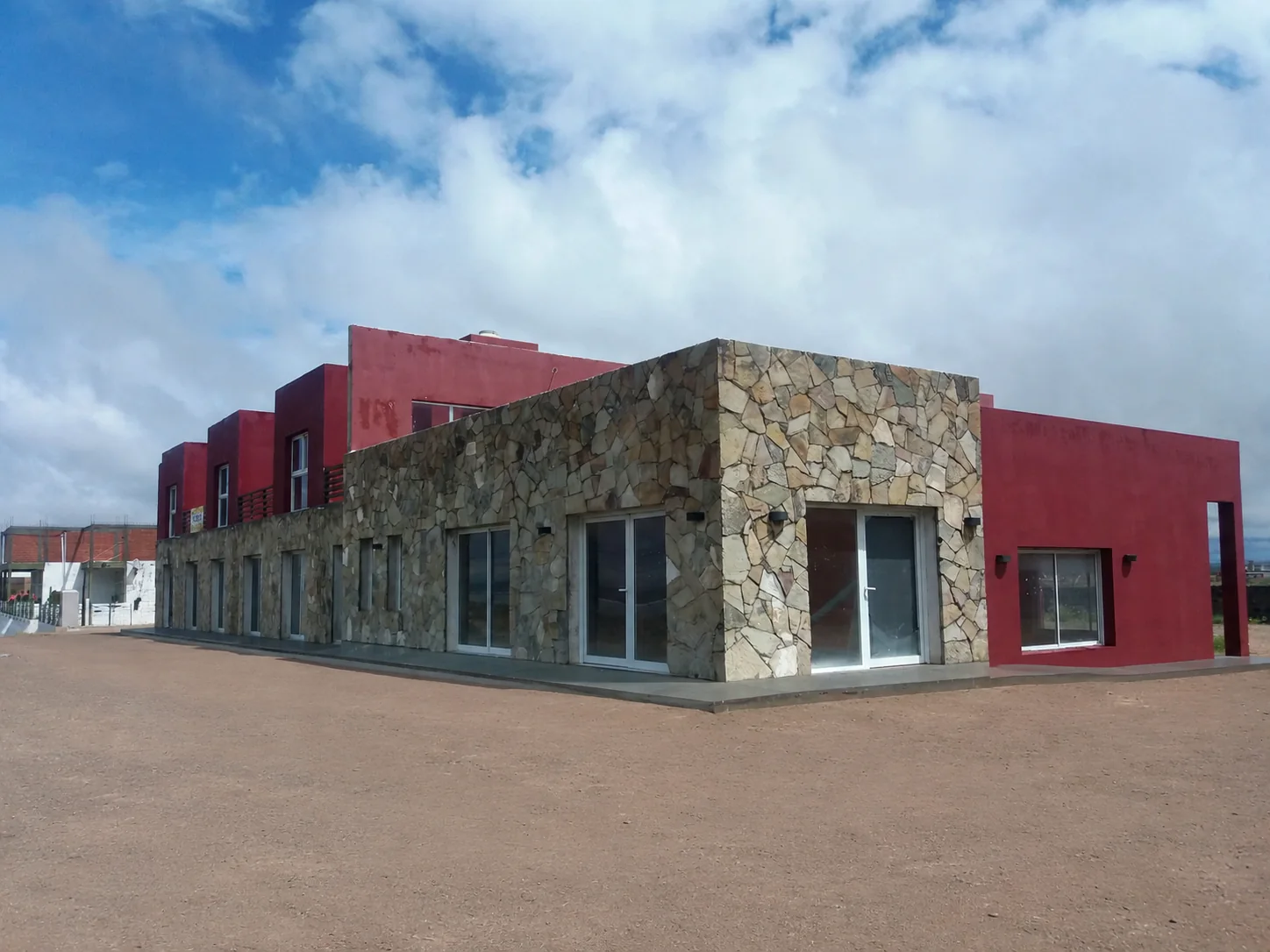 Fachada frente del Apart Hotel en Playas Doradas