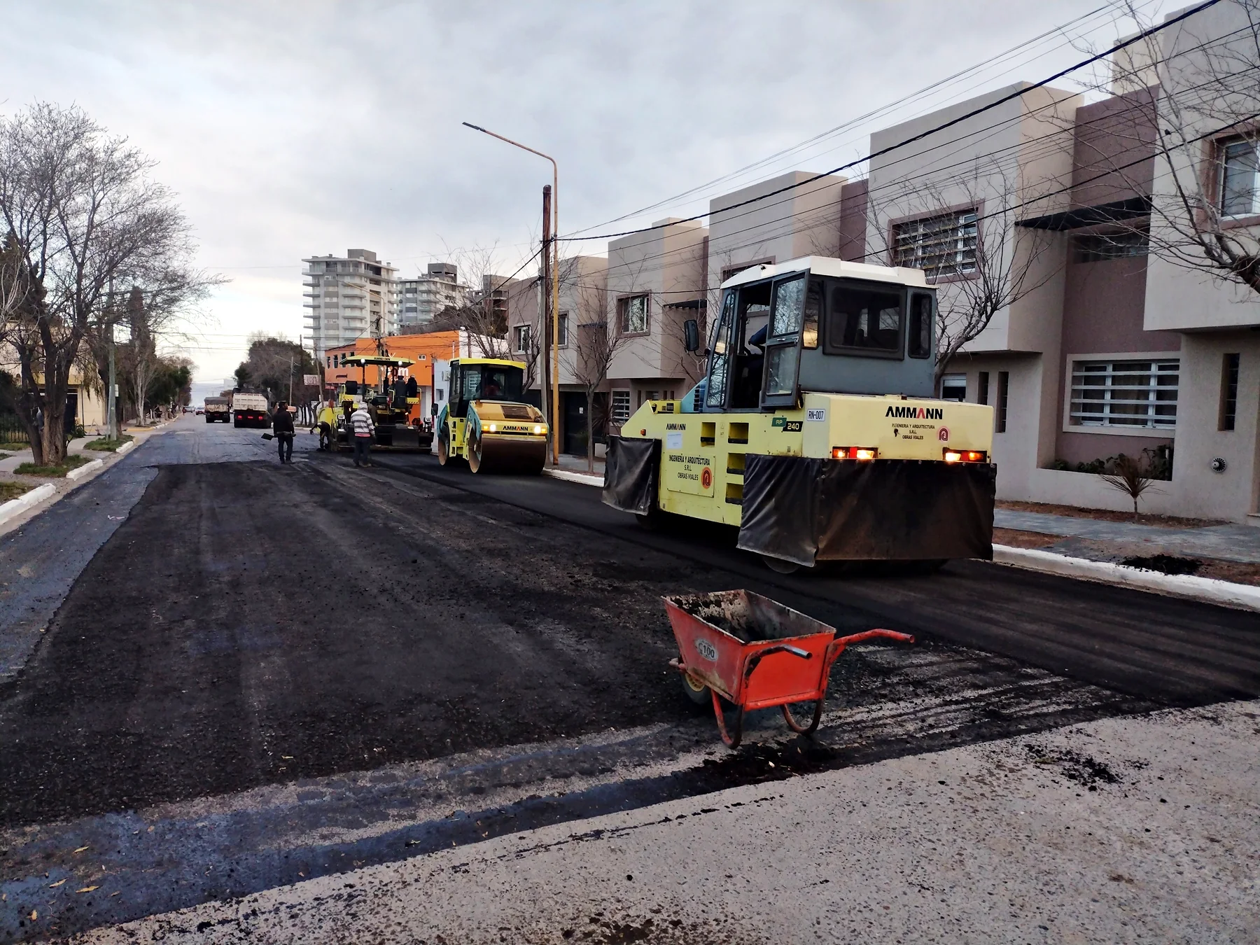 Maquinaria durante la ejecución del asfalto de avenida Río Negro