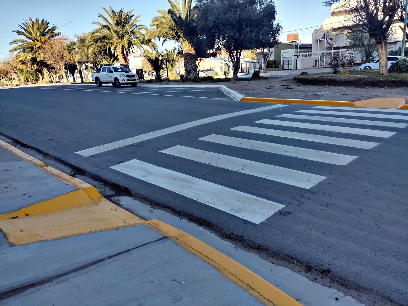 Avenida Río Negro asfaltada y señalizada