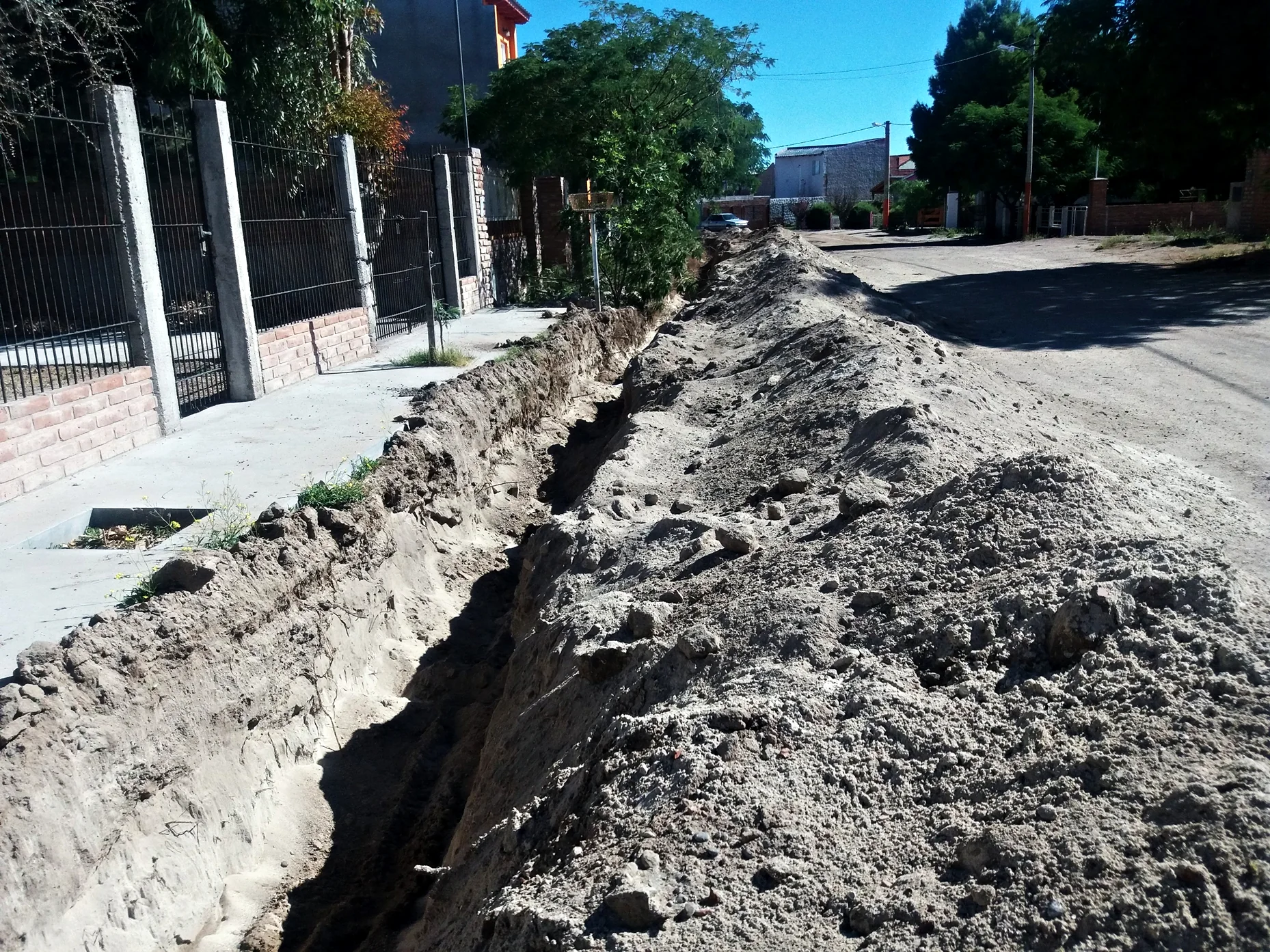 Apertura de zanja para la red de cloacas