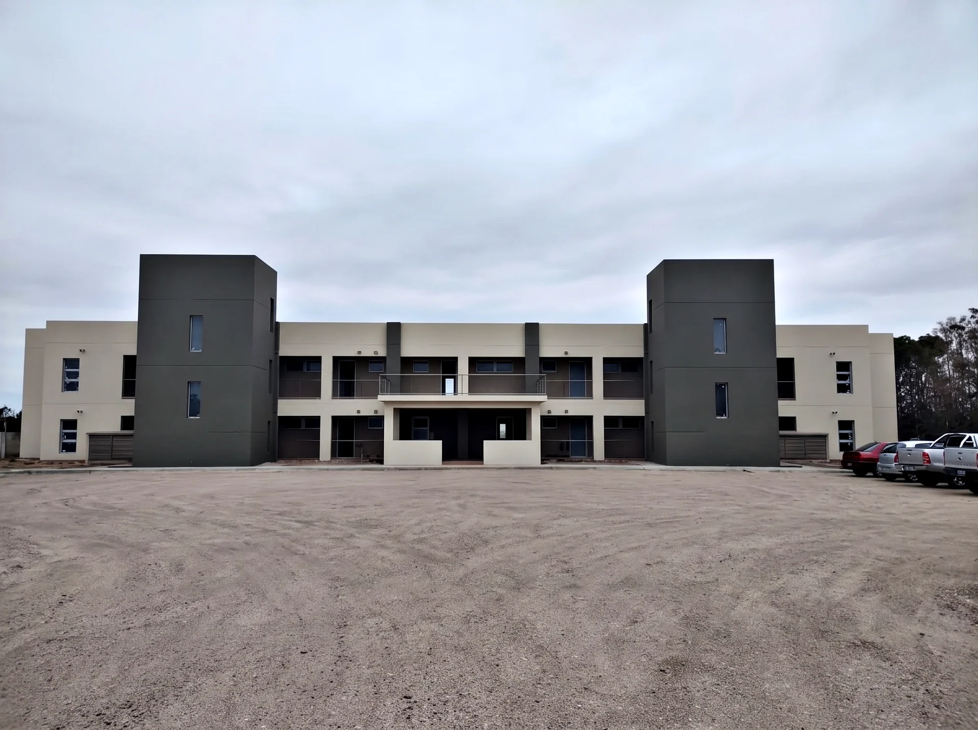Fachada de un complejo de departamentos frente al mar en Playas Doradas