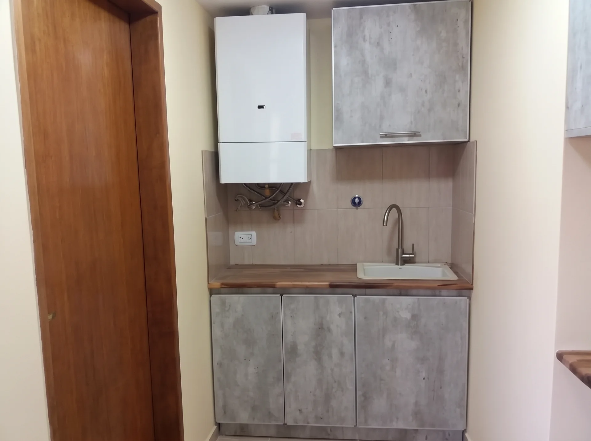 Lavadero equipado de uno de los departamentos