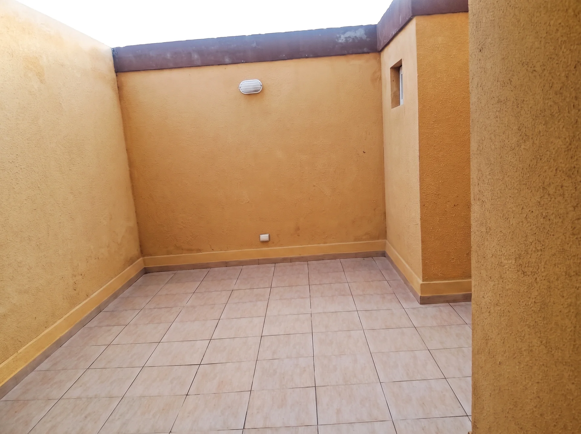 Patio interno revestido del complejo