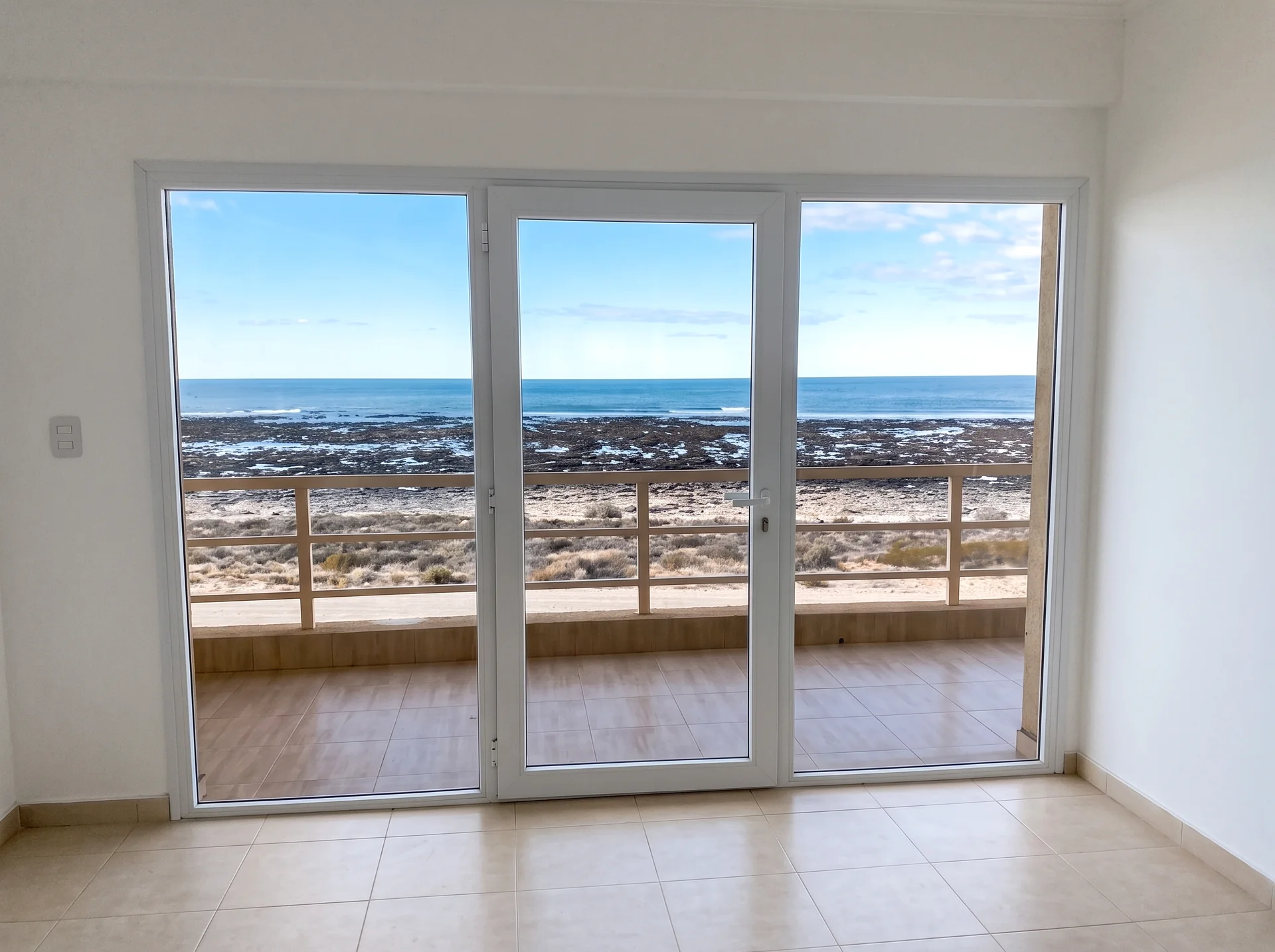 Vista al mar desde un departamento de la planta alta