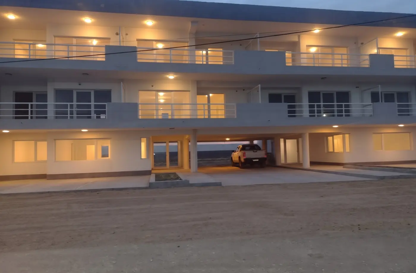 Fachada del complejo de diez departamentos en Playas Doradas