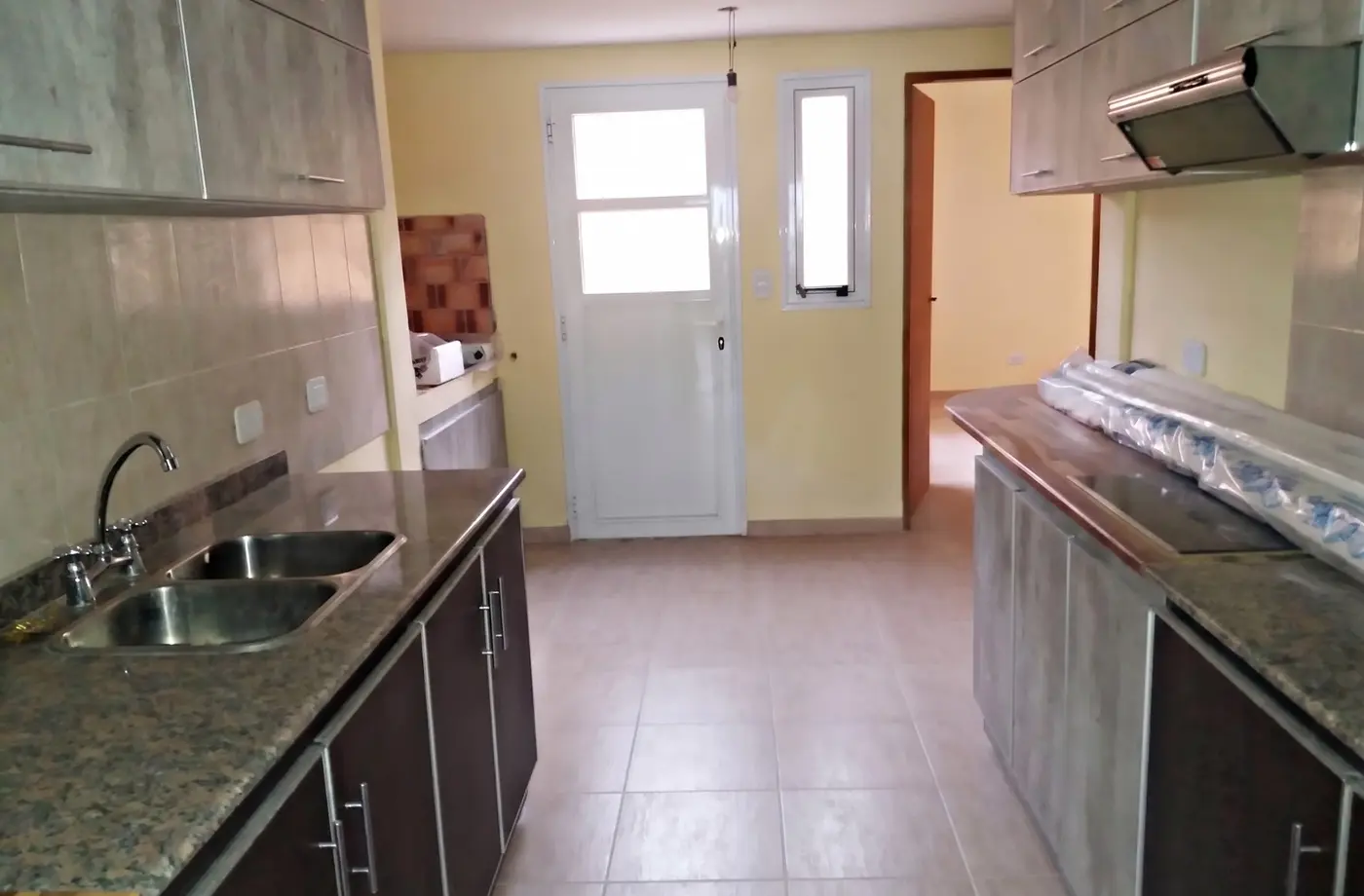 Cocina de uno de los departamentos del complejo