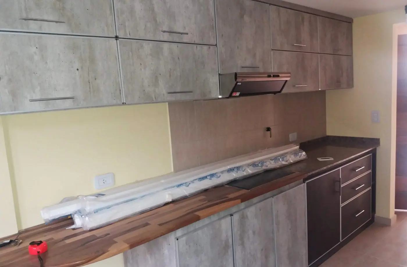 Muebles y terminaciones interiores de un departamento