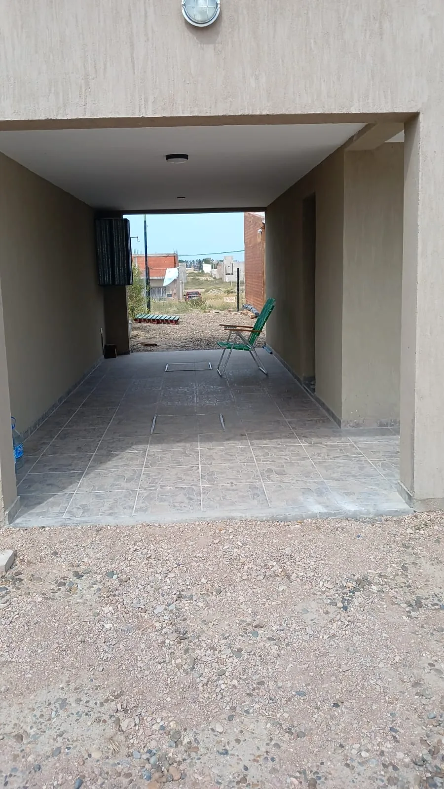Acceso cubierto de la vivienda loft