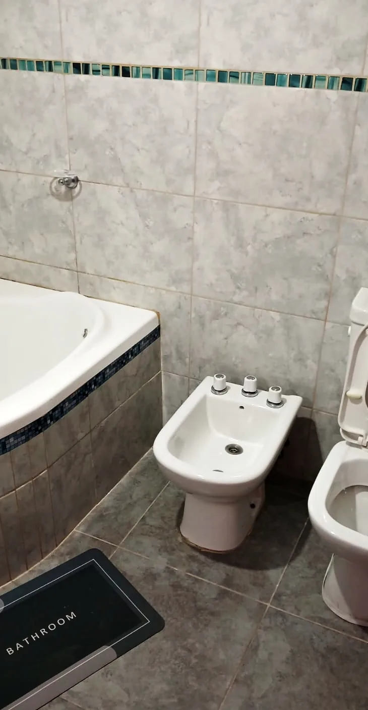 Equipamiento sanitario del baño de la vivienda loft