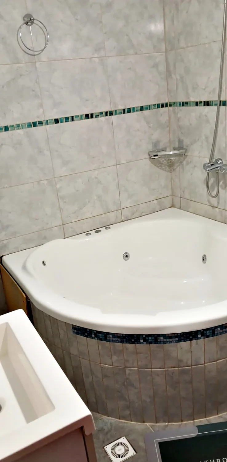 Baño de la vivienda loft con hidromasaje