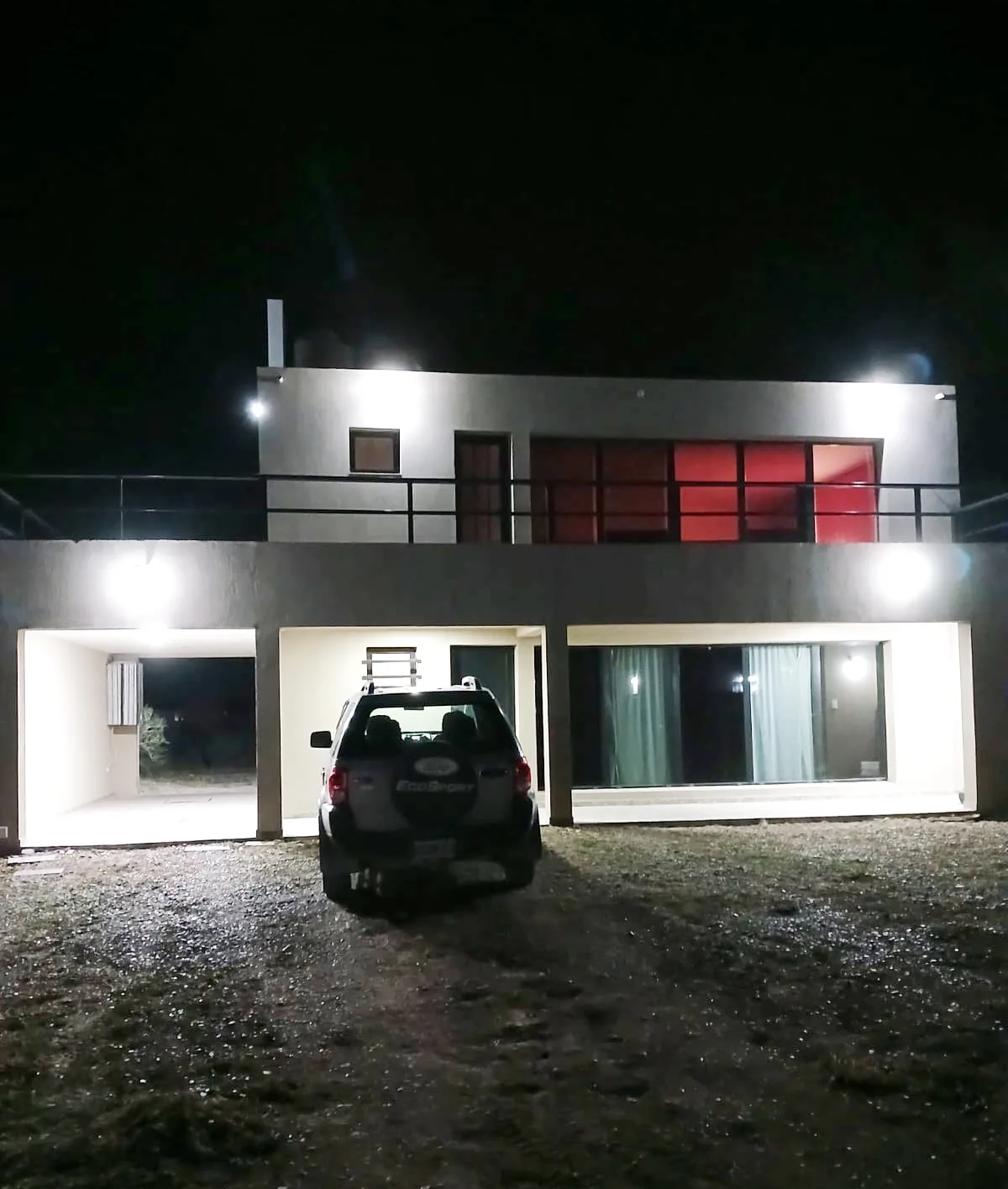 Vista nocturna de la fachada de la vivienda loft