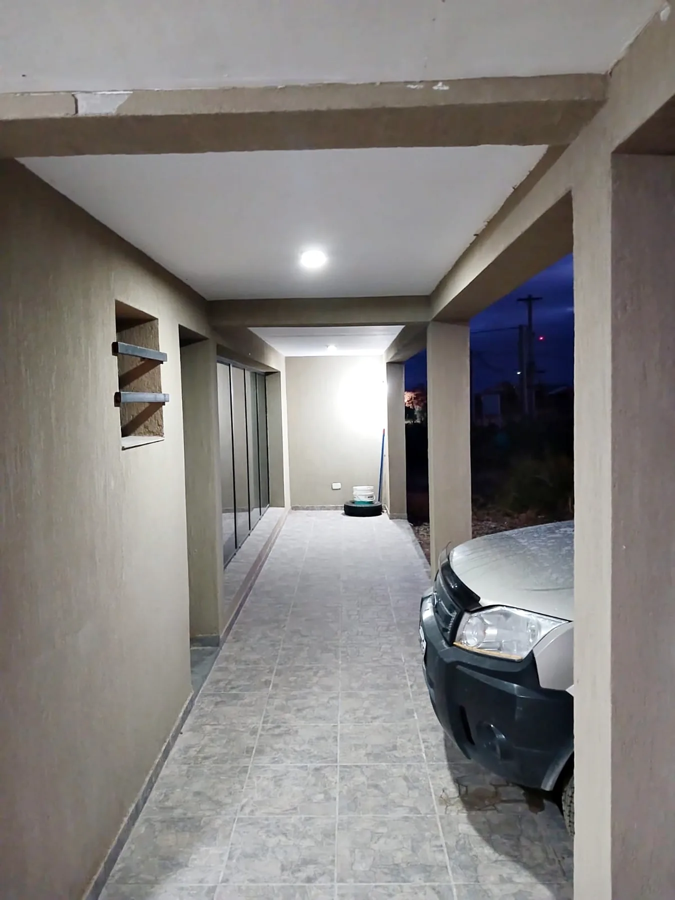Galería cubierta de la vivienda loft durante la noche