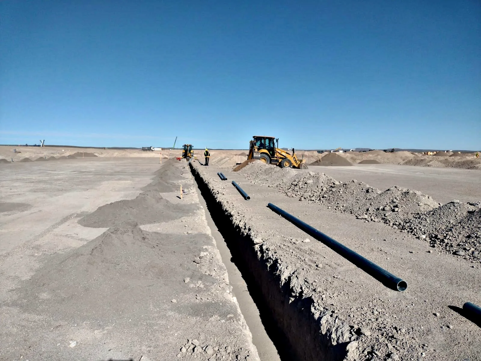 Cañerías preparadas junto a la zanja